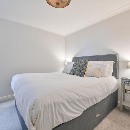 Top Floor Sandbanks Apartment With Free Parking Just Minutes From The Beach And Bars Canford Cliffs Exteriér fotografie