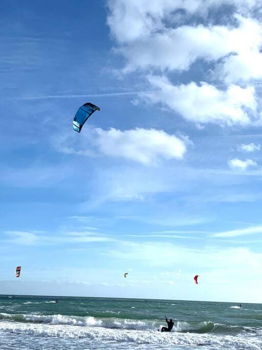 Top Floor Sandbanks Apartment With Free Parking Just Minutes From The Beach And Bars Canford Cliffs Exteriér fotografie