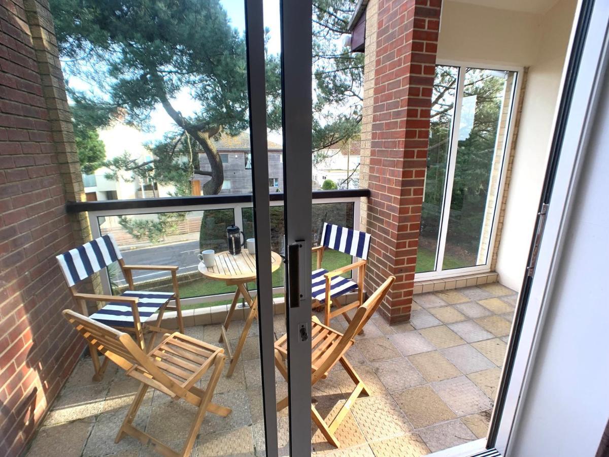 Top Floor Sandbanks Apartment With Free Parking Just Minutes From The Beach And Bars Canford Cliffs Exteriér fotografie