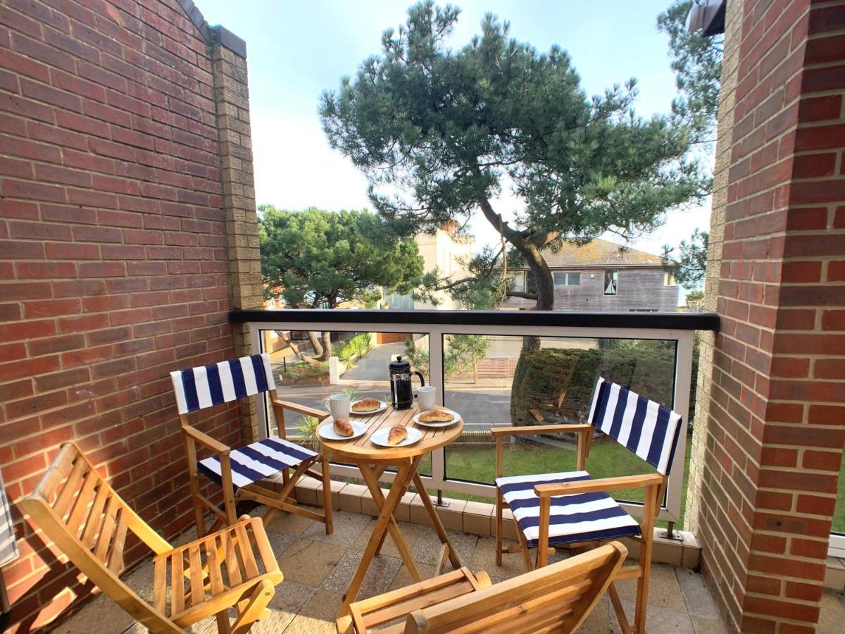 Top Floor Sandbanks Apartment With Free Parking Just Minutes From The Beach And Bars Canford Cliffs Exteriér fotografie