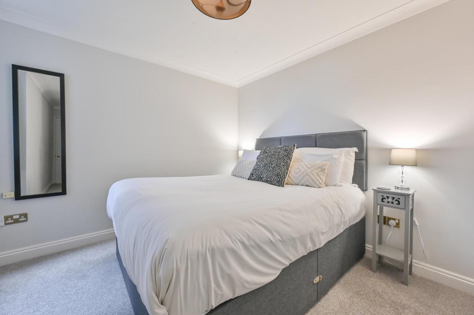 Top Floor Sandbanks Apartment With Free Parking Just Minutes From The Beach And Bars Canford Cliffs Exteriér fotografie