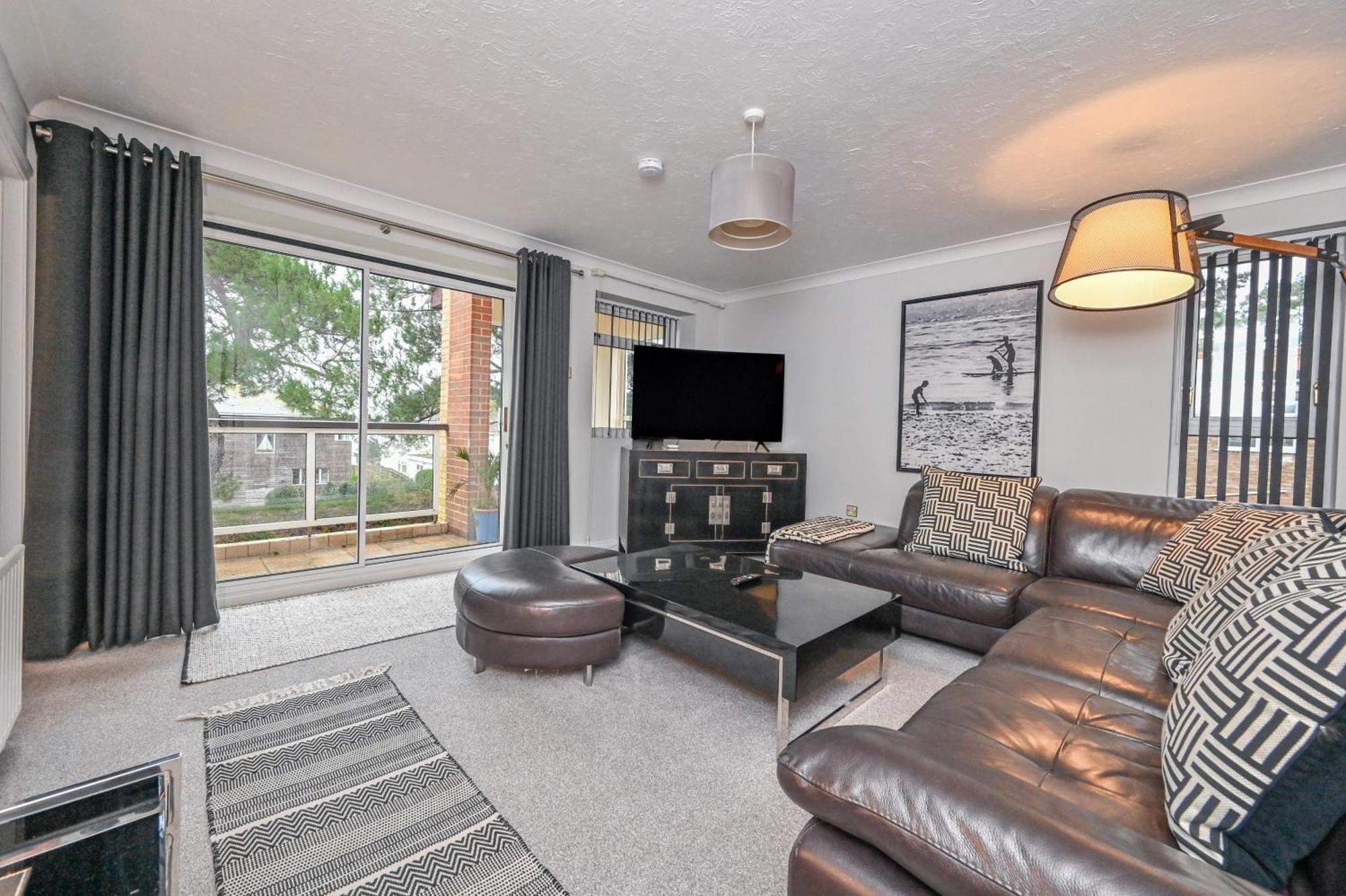 Top Floor Sandbanks Apartment With Free Parking Just Minutes From The Beach And Bars Canford Cliffs Exteriér fotografie