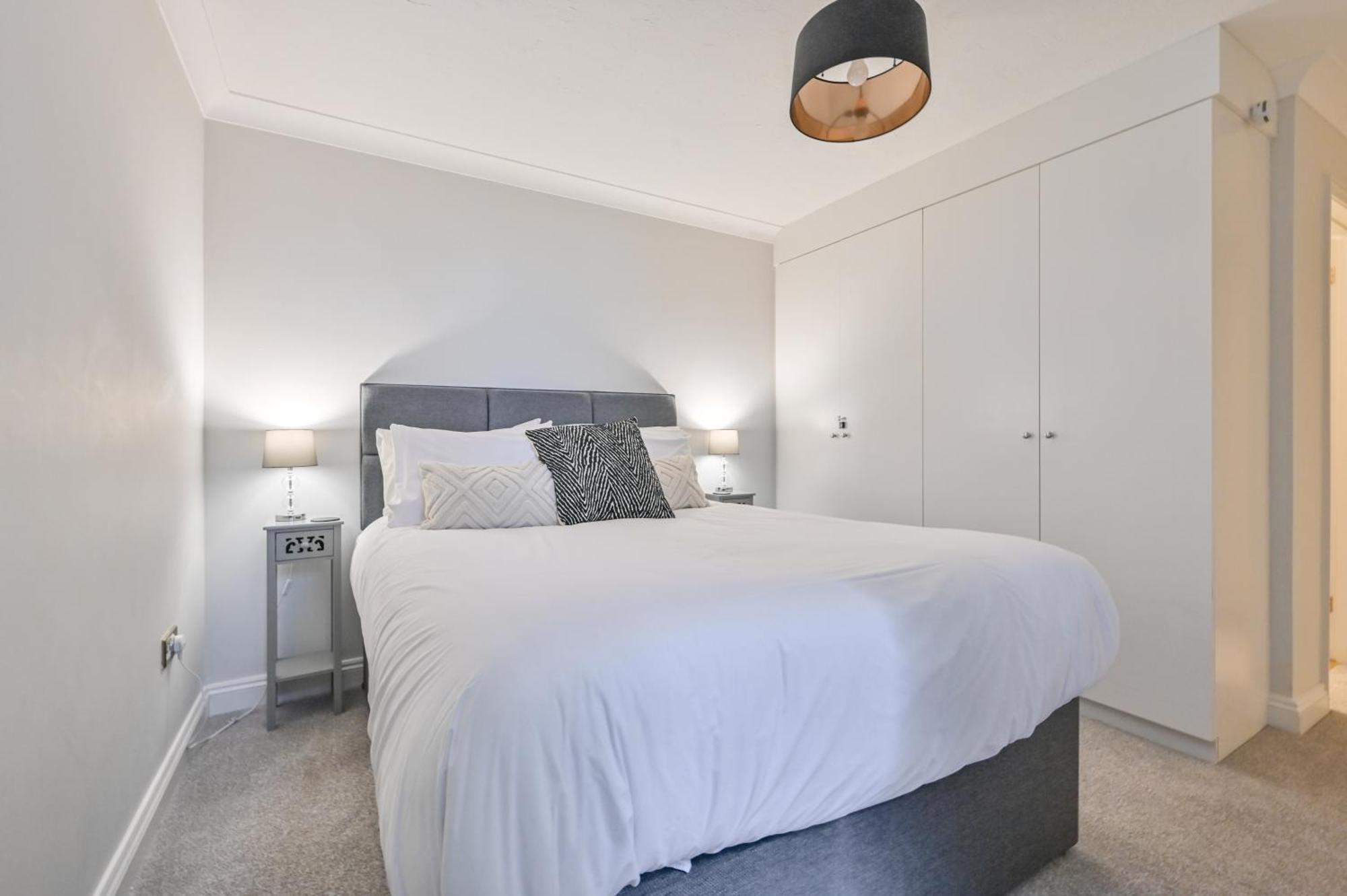 Top Floor Sandbanks Apartment With Free Parking Just Minutes From The Beach And Bars Canford Cliffs Exteriér fotografie