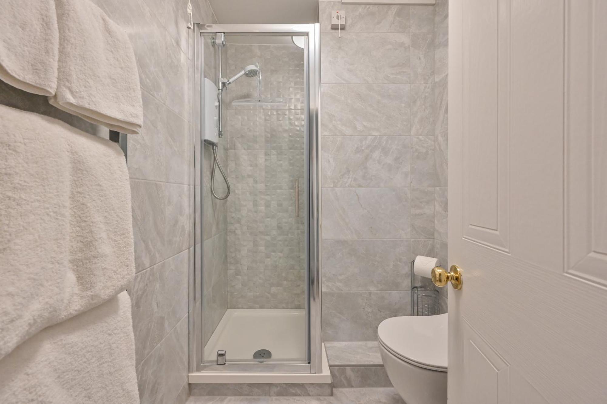 Top Floor Sandbanks Apartment With Free Parking Just Minutes From The Beach And Bars Canford Cliffs Exteriér fotografie