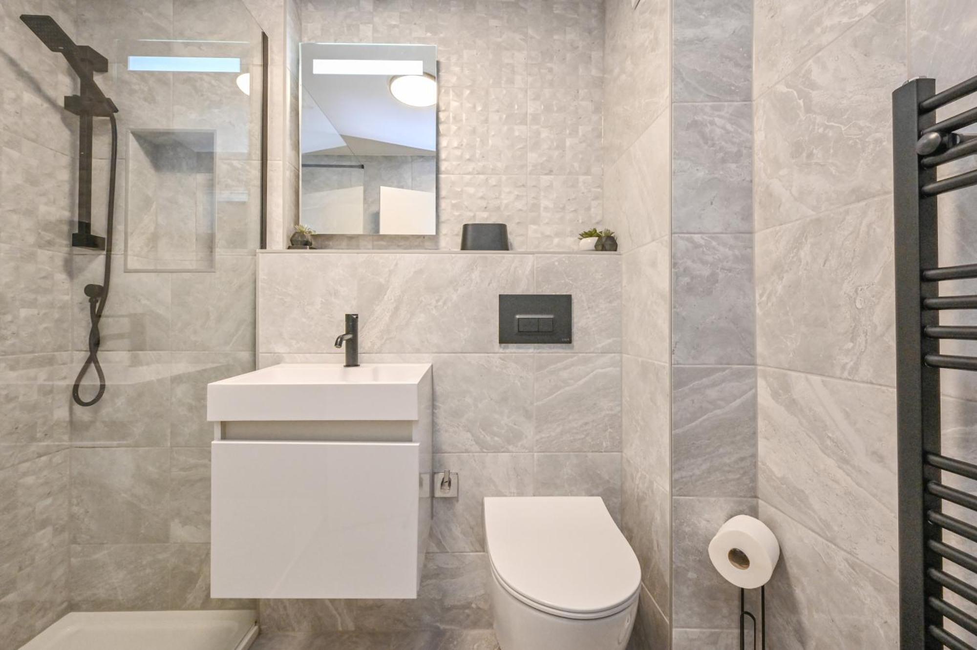 Top Floor Sandbanks Apartment With Free Parking Just Minutes From The Beach And Bars Canford Cliffs Exteriér fotografie