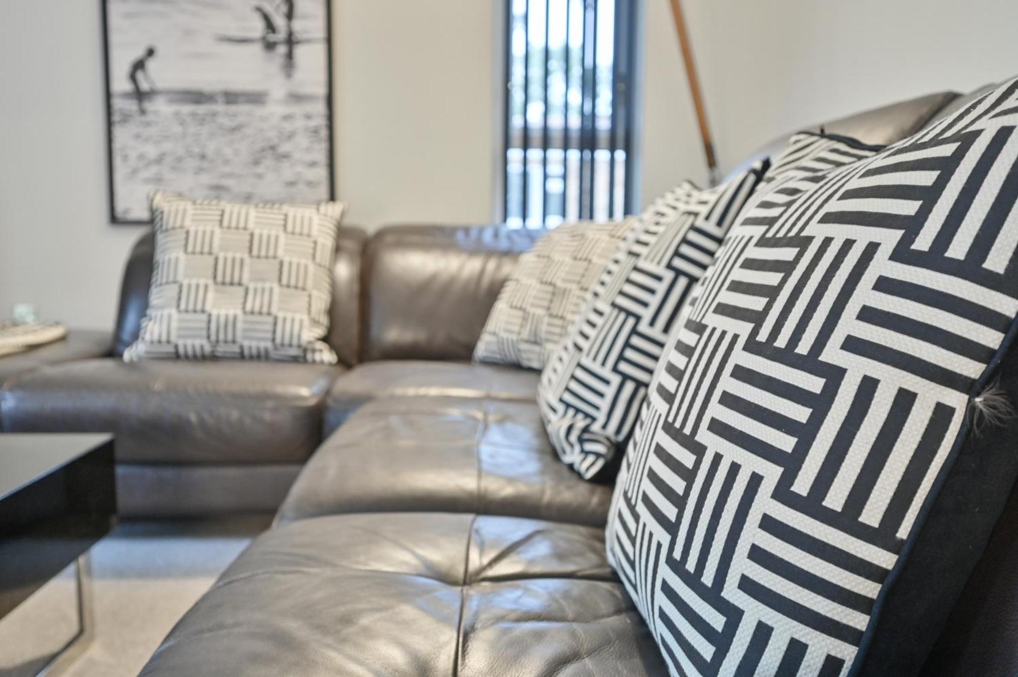 Top Floor Sandbanks Apartment With Free Parking Just Minutes From The Beach And Bars Canford Cliffs Exteriér fotografie