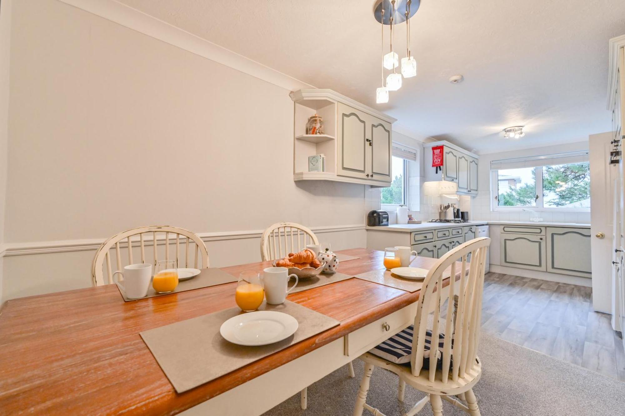 Top Floor Sandbanks Apartment With Free Parking Just Minutes From The Beach And Bars Canford Cliffs Exteriér fotografie